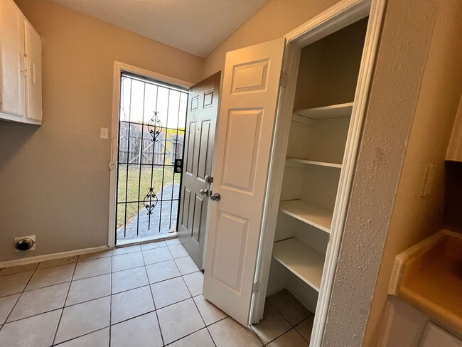 Building Photo - Duplex in Southwest Houston with Spacious ...