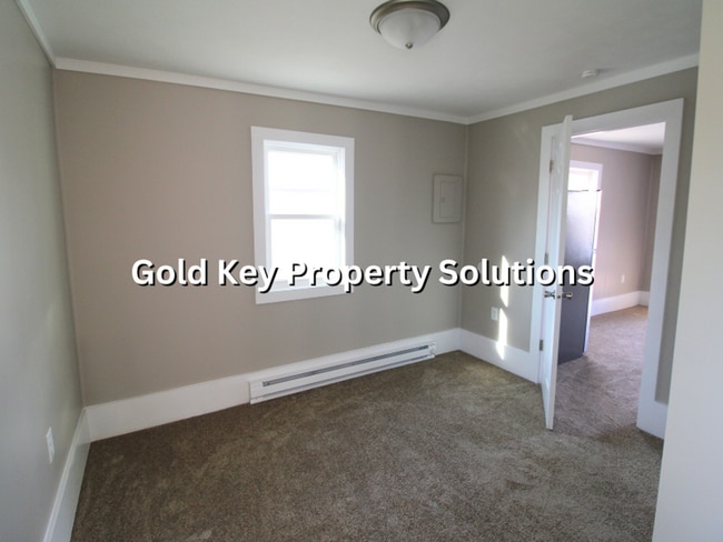 Building Photo - 919 E 6th St