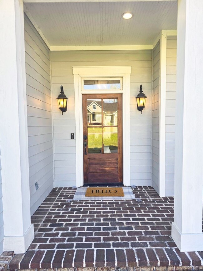 Building Photo - Spacious 4BR/3BA Home with Open Floor Plan, Screened Porch & Fenced Backyard