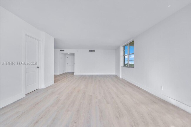 Building Photo - 9500 W Bay Harbor Dr