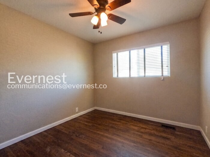 Building Photo - 226 Columbine Ct