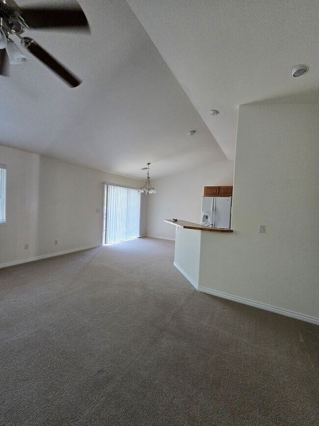 Building Photo - Beautiful single level townhouse located in quiet northwest area.