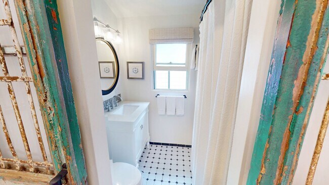 Building Photo - Fully Furnished Vacation Rental | Farmhouse Chic