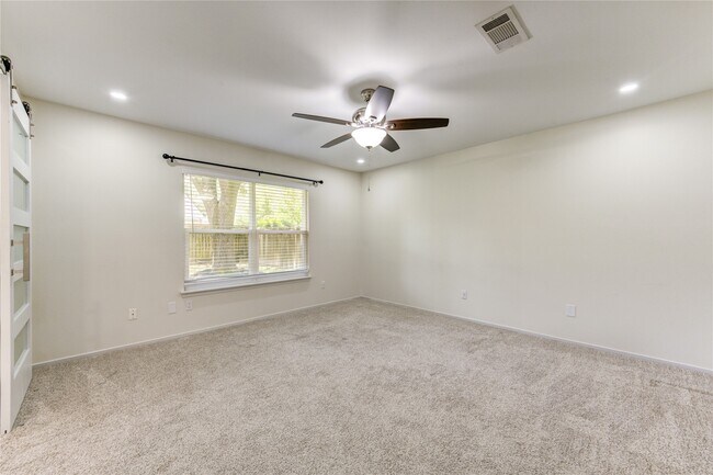 Building Photo - 2114 River Village Dr