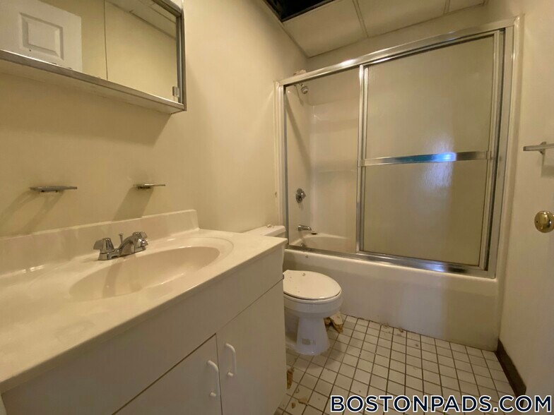 Building Photo - 81 Essex St