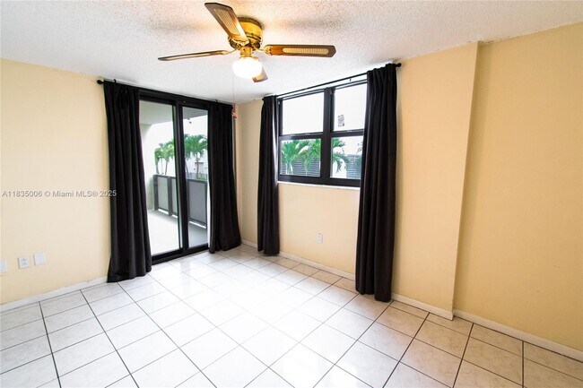 Building Photo - 1621 Collins Ave