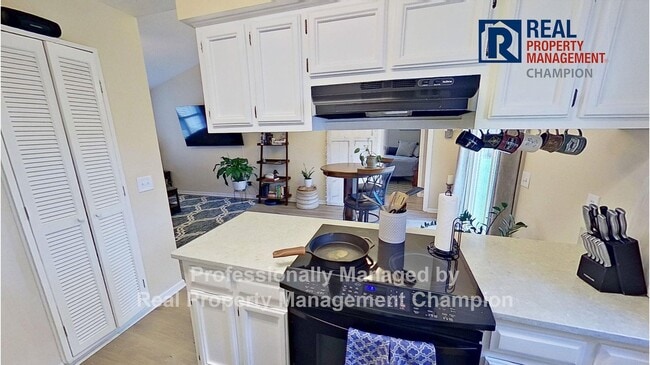 Building Photo - Updated 3 BD/2 BA Plus Office with Attache...