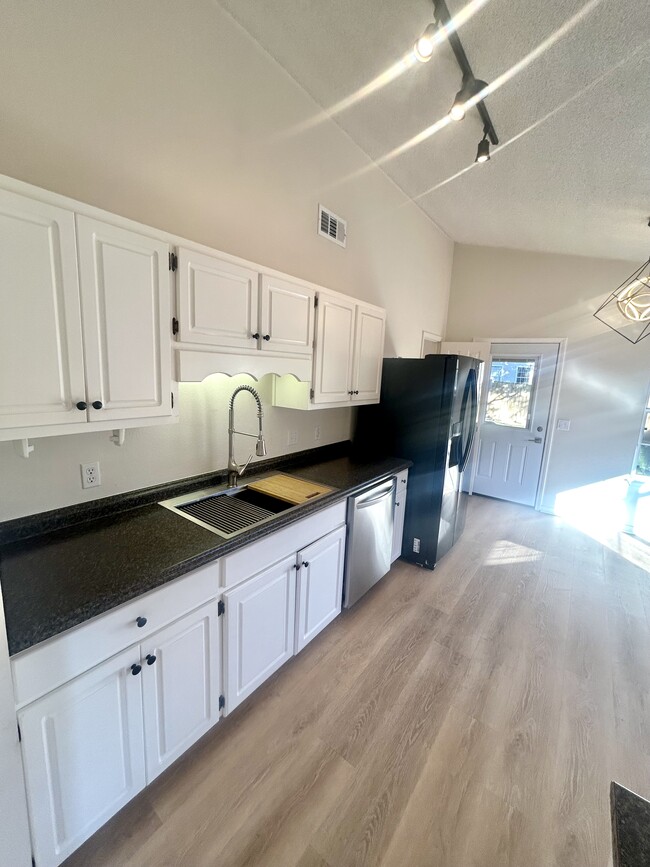 Building Photo - 1404 Greystone Dr