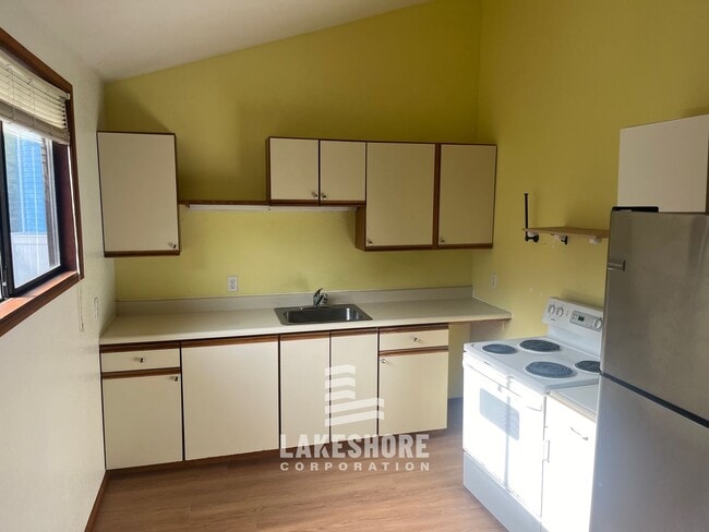 Building Photo - Spacious 4 Bed 3 Bath Lynnwood Home w/ Ful...