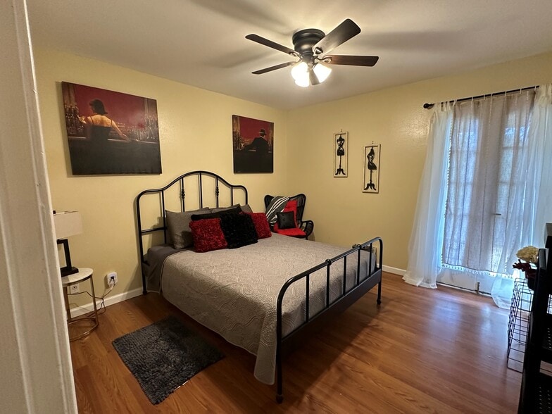 Building Photo - 8702 Village Dr