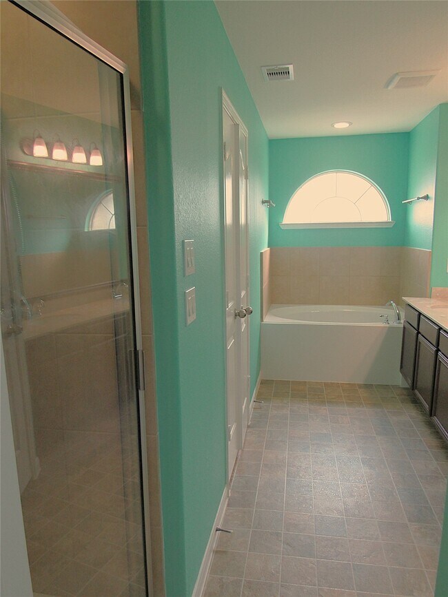 Building Photo - 17043 Amarose Dr