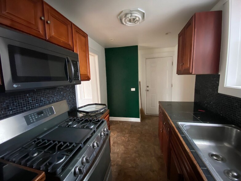 Primary Photo - 6301 N Washtenaw Ave