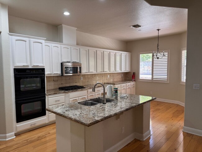 Building Photo - Recently Updated 4 Bedroom Prairie Oaks Ho...