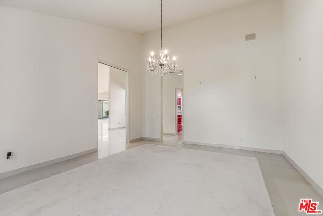 Building Photo - 811 N Hillcrest Rd