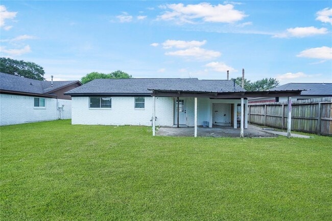 Building Photo - 17123 Sunshine St