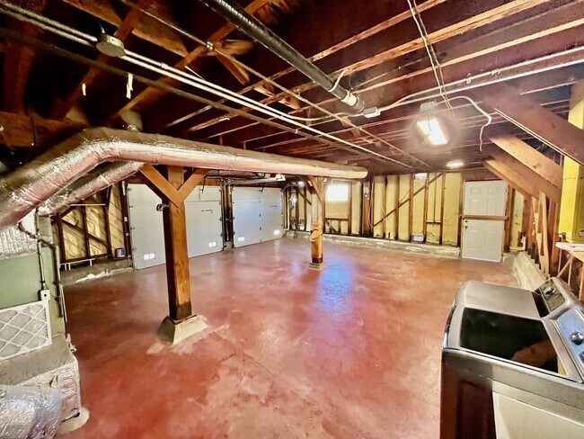 Building Photo - GORGEOUS, BEAUTIFULLY MAINTAINED 3 BED/2 B...