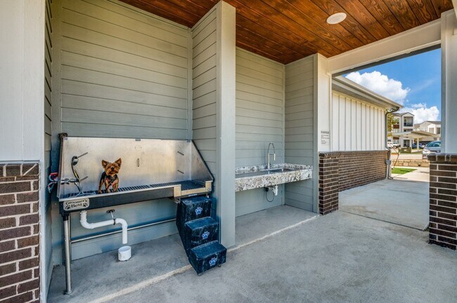 Building Photo - 2201 Creekview Dr.