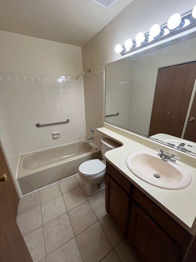 Building Photo - 3 Bed 2 Bath Updated Unit in Robinwood