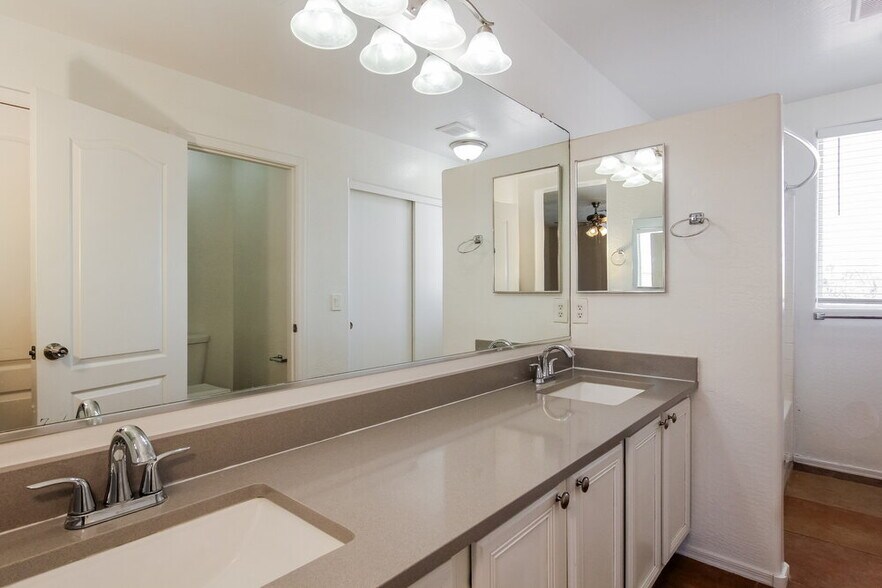 Building Photo - 111 N 65th Dr