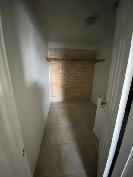 Building Photo - 613 E Expressway 83