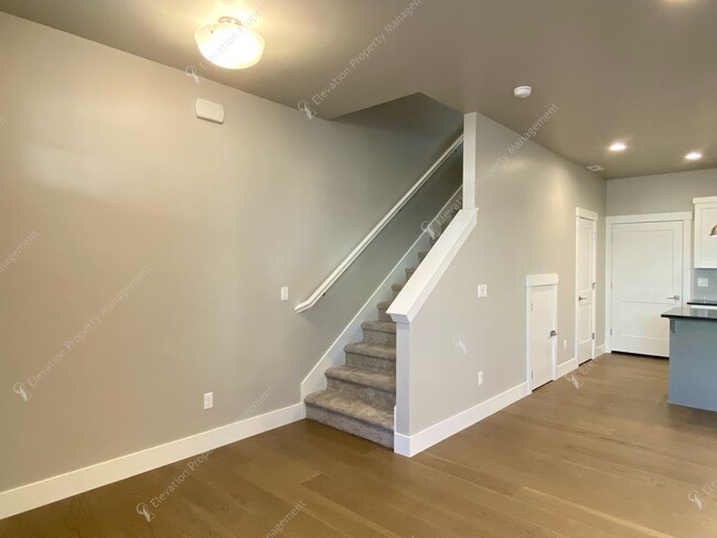 Building Photo - End unit 3BR - 2.5BA + Loft Townhouse