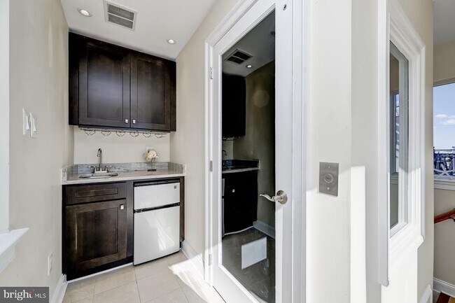 Building Photo - 621 Ponte Villas N