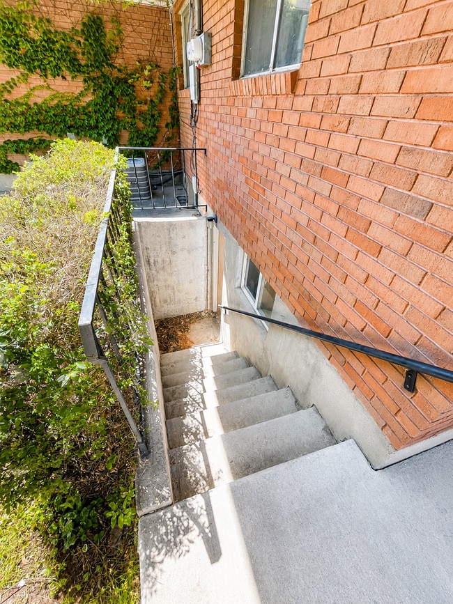 Building Photo - 568-574 E 200 S