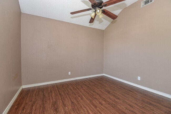 Building Photo - Nice Three Bedroom Duplex in Commerce in a...