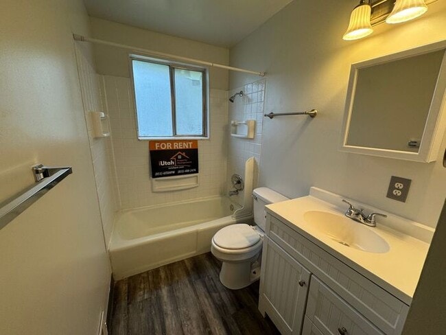 Building Photo - 4 Bedroom 2 Bath Duplex- Dog Friendly