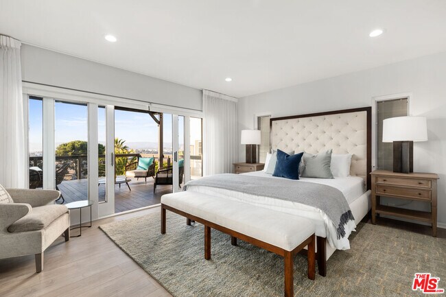 Building Photo - 249 Rees St