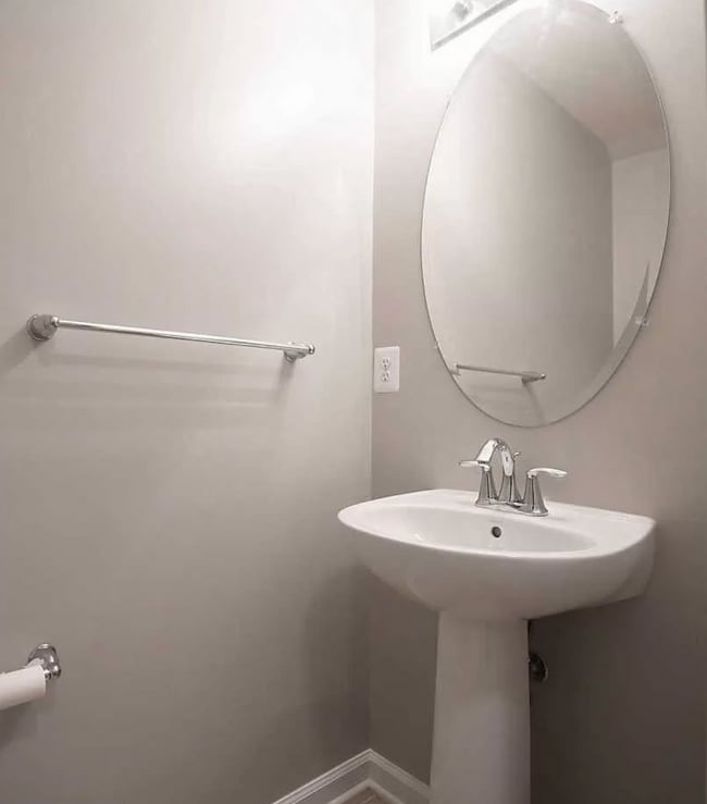 Building Photo - Beautiful End-Unit Townhome in Tanyard Spr...
