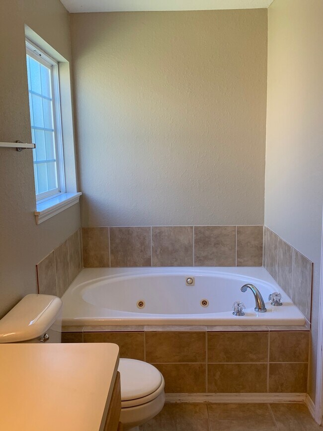 Building Photo - Gorgeous 3 Bed / 2 Bath Home in Fort Smith...