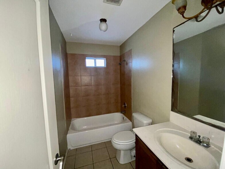 Building Photo - 1013 E Westway Ave