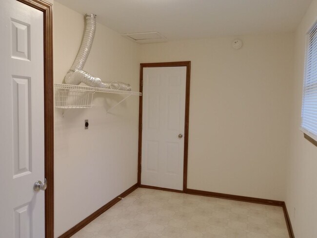 Building Photo - Charming 3 Bedroom, 2 Bath Single Family H...