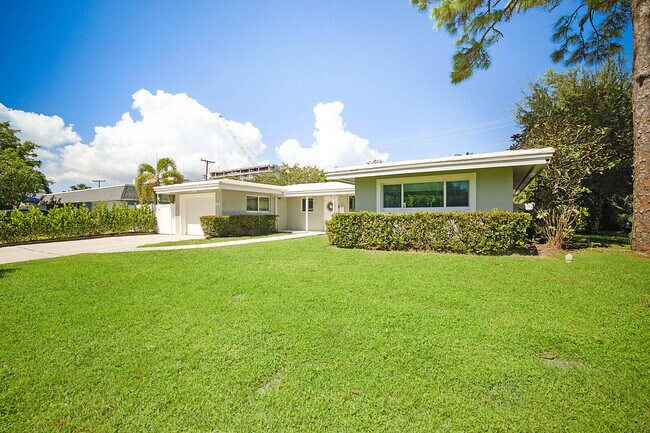 Building Photo - 711 NW 7th Dr