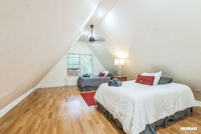 Building Photo - Spacious 4BR House in Atlanta