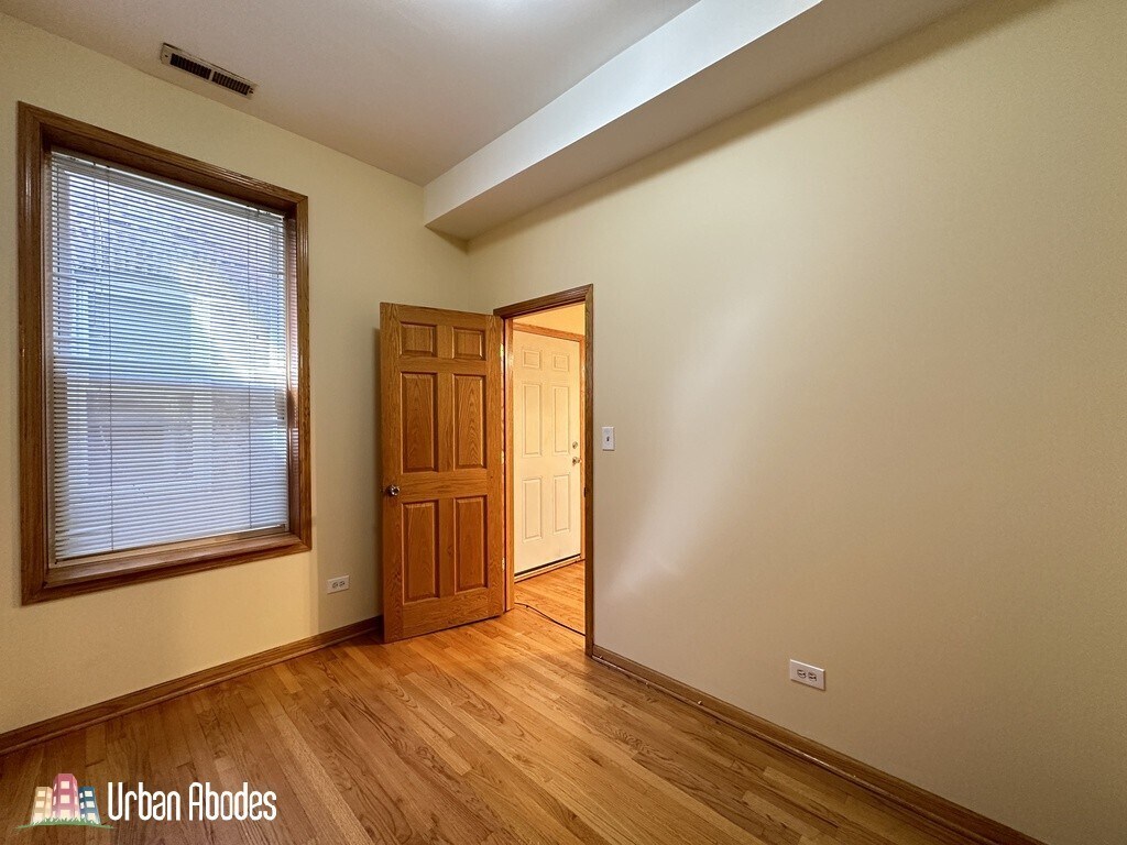 Building Photo - 2136 W Chicago Ave