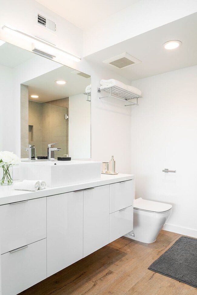 Building Photo - Off Melrose WEHO