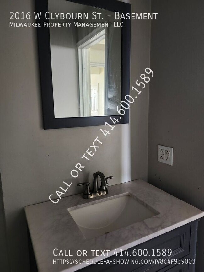 Building Photo - 2016 W Clybourn St