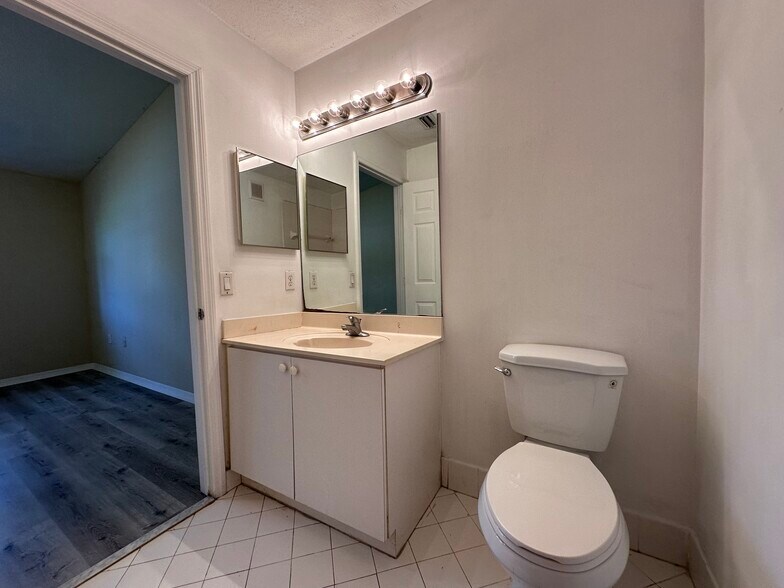 Building Photo - 1261 SE 31st Ct