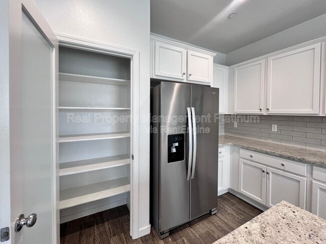 Building Photo - 6692 E Cambridge Ave