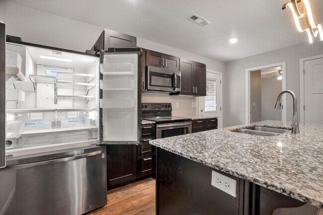 Building Photo - Like New 3-bedroom 2.5 bath Duplex in Gent...