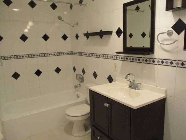 Building Photo - Desirable Park Blvd 1 Bdr 1 Ba 3rd Floor Condo in Hillcrest