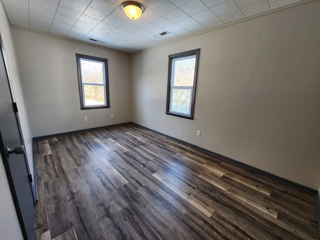 Building Photo - Spacious 2-Bedroom, 1-Bathroom Home AVAILABLE NOW!!