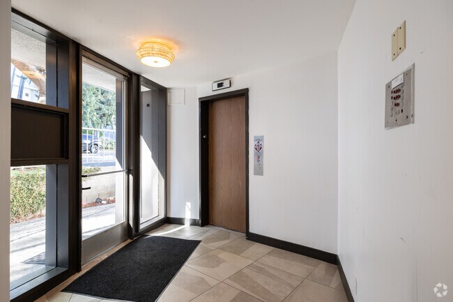 Lobby Photo - 8300 De Longpre