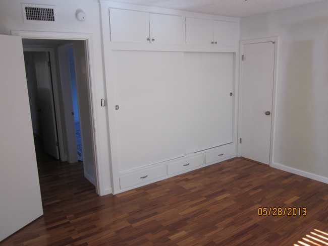 Building Photo - 531 S Flower St