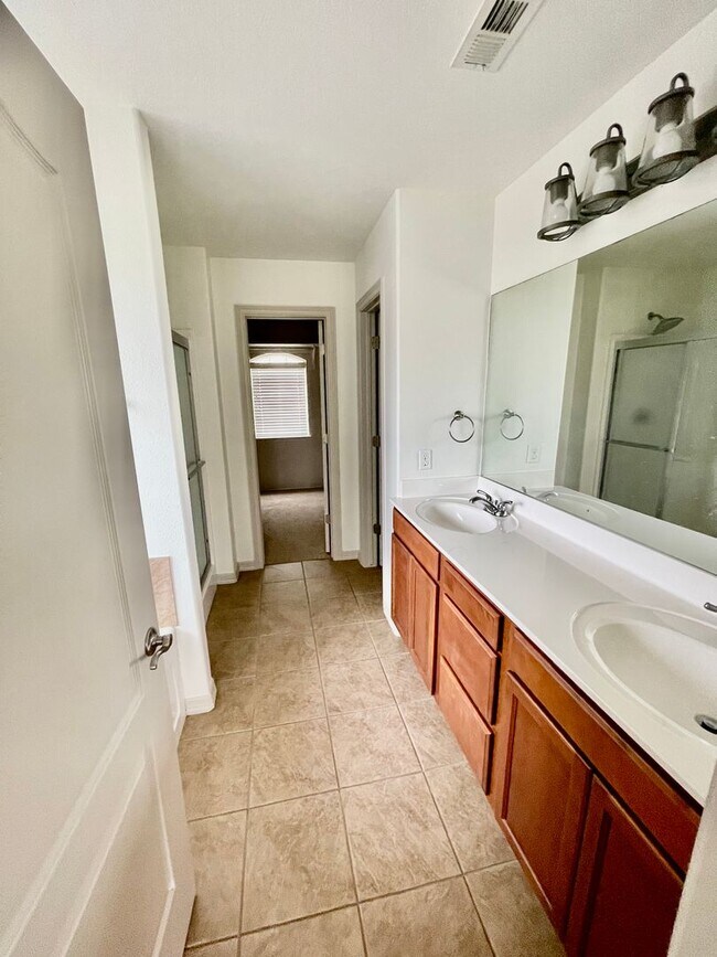 Building Photo - Gorgeous 3 Bedroom/ 2 Bath Home for Rent i...