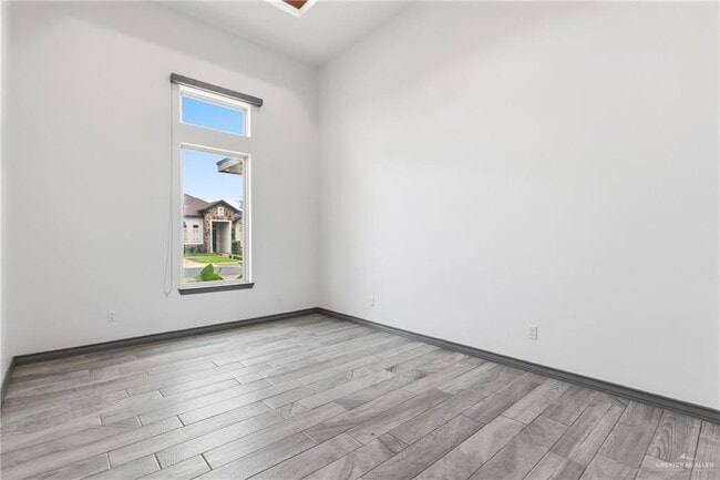 Building Photo - 1612 W Red River Ave