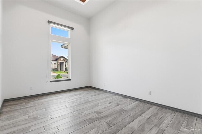 Building Photo - 19 W Red River Ave