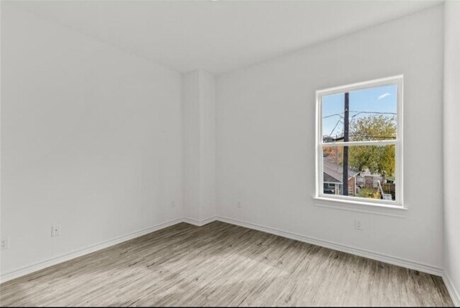 Building Photo - 3255 Real St